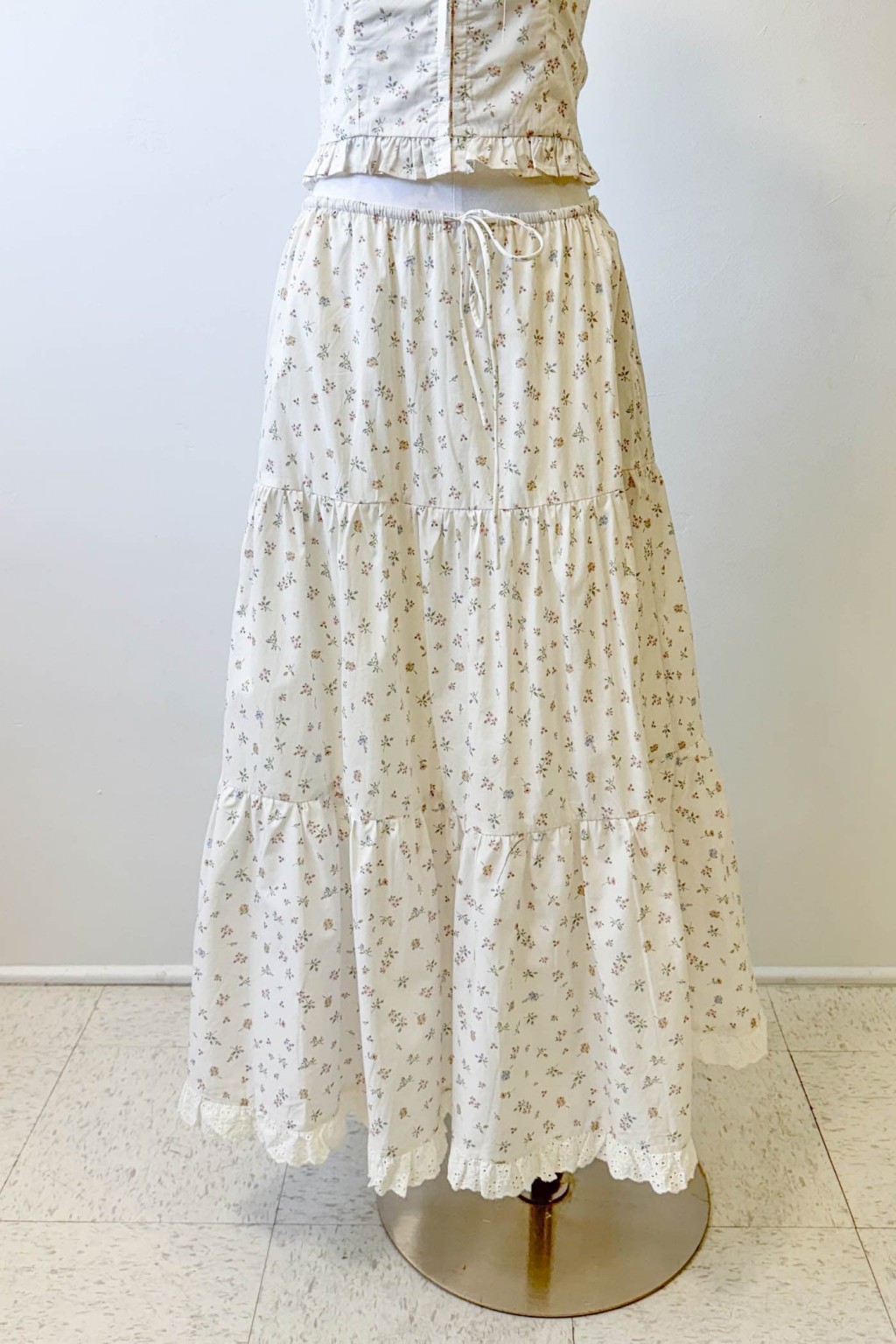 Bohemian-Inspired Floral Maxi Skirt with Vibrant Prints and Comfortable Fit