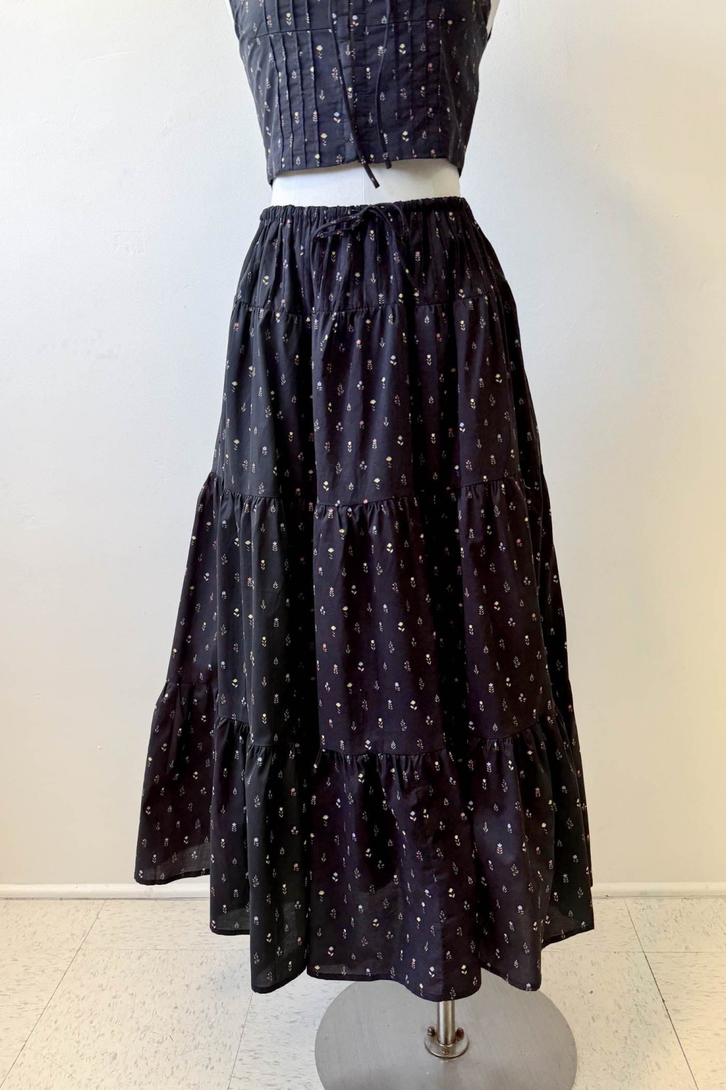 Feminine Floral Midi Skirt with Flowing Fabric for Effortless Style